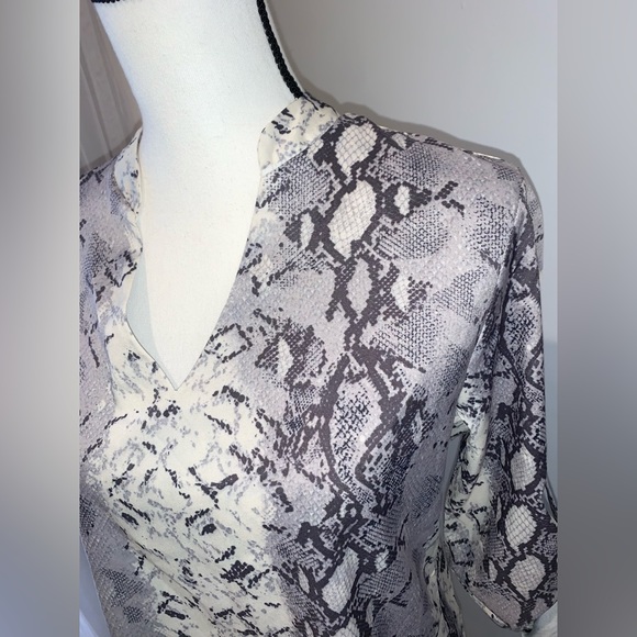 CHIC ❤️ Boutique faux snakeskin roll sleeve crossover women’s top size medium - Picture 3 of 12